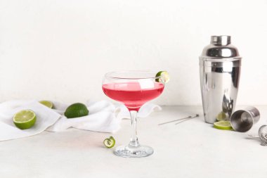 Beyaz arka planda limonlu Cosmopolitan kokteyli.