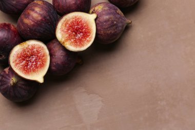 Kahverengi arka planda taze incir