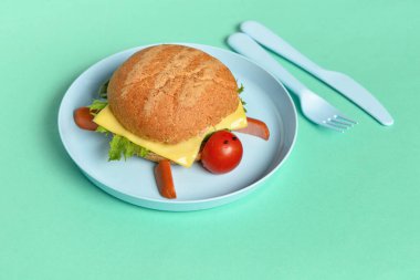 Turkuaz arka planda kaplumbağa şeklinde komik çocuk kahvaltısı tabağı.