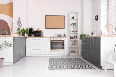 Mutfağın içinde tezgah ve halı var.