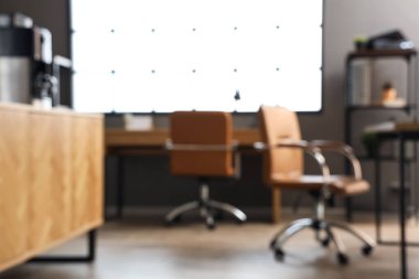 Çalışma yeri ve penceresi olan modern ofisin bulanık görünümü