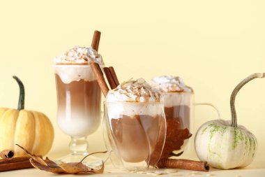 Sarı arka planda tarçınlı ve bademli balkabaklı latte.