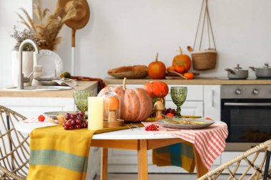 Mutfakta kabak ve üzümlü sonbahar masası.