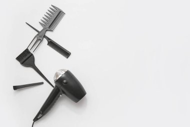 Açık arkaplanda saç kurutma makinesi, fırça ve tarak