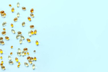 Mavi arka planda balık yağı hapları