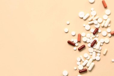 Turuncu arka planda çok farklı haplar