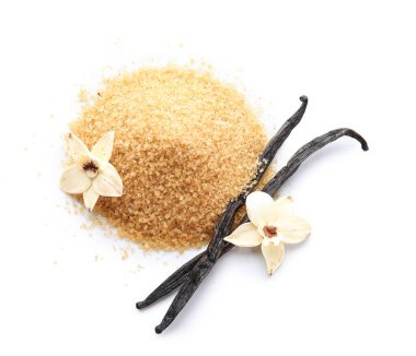 Bir yığın aromatik vanilya şekeri, çiçekler ve beyaz arka planda çubuklar.