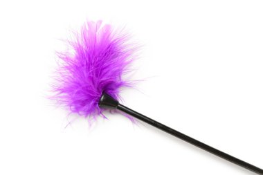 Beyaz arka planda seks dükkanından mor tüy çubuğu.