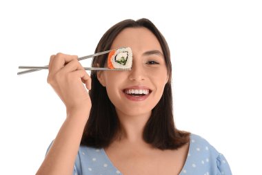 Suşi yapan genç ve güzel bir kadın.