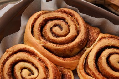 Lezzetli tarçınlı rulo, yakın plan.