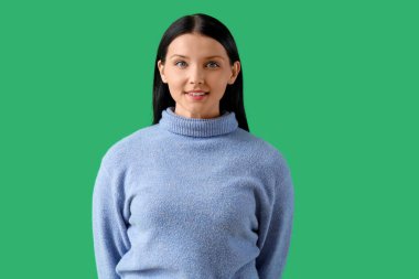 yeşil zemin üzerine genç kadın