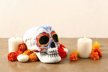 Kadife çiçekli boyalı kafatası ve renkli arka planda mumlar. Meksika Ölüler Günü 'nün Kutlaması (El Dia de Muertos)