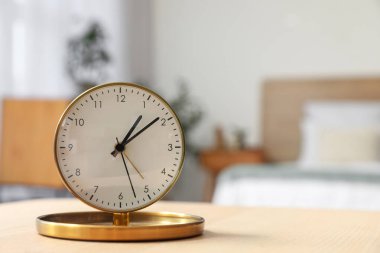 Yatak odasındaki komodindeki çalar saat, yakın plan.