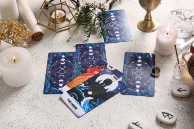 Cadının sihirli özellikleri ve grunge arka planında tarot kartları, yakın plan