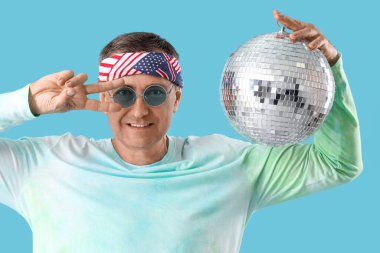 Havalı olgun adam disko topuyla mavi arka planda dans ediyor, yakın plan