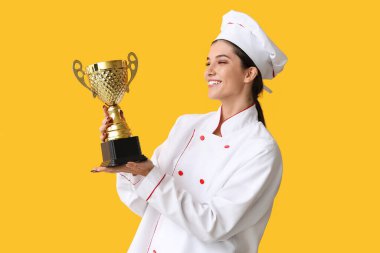 Sarı arka planda altın bardaklı kadın şef.