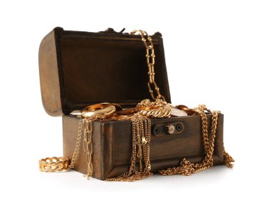 Beyaz arka planda saklı hazineleri olan eski sandık.