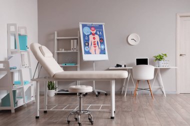 Çalışma yeri, kanepe ve raf üniteleri olan bir tıp bürosu.