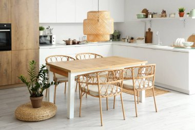 Modern mutfağın içindeki temiz ahşap masa.