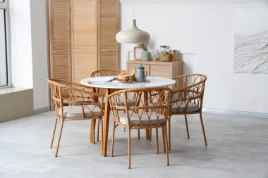 Kahvaltı için servis edilen yemek masası olan ışık odasının içinde.