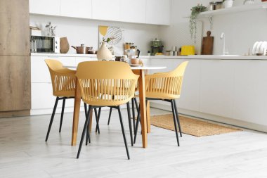 Kahvaltı için servis edilen modern mutfağın içinde.