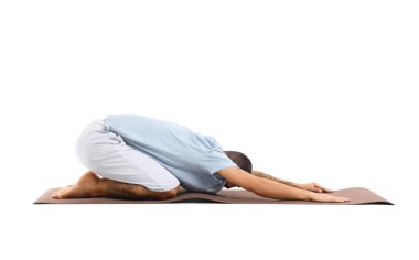 Genç adam beyaz arka planda yoga yapıyor.