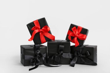 Beyaz arka planda bir sürü hediye kutusu var. Kara Cuma