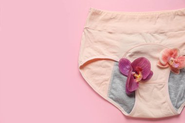 Dönem külotlu kompozisyon ve pembe arka planda güzel çiçekler