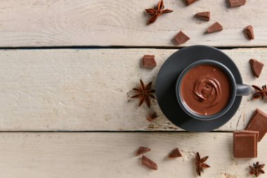 Beyaz ahşap arka planda lezzetli erimiş çikolatalı kompozisyon