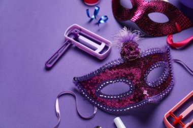 Mor arkaplanda dekoru olan karnaval maskeleri
