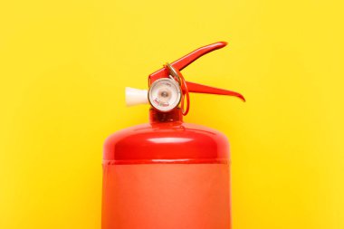Yangın söndürücü Sarı zemin üzerine