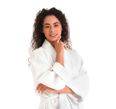 Beyaz arka planda bornozlu genç Afro-Amerikalı kadın.