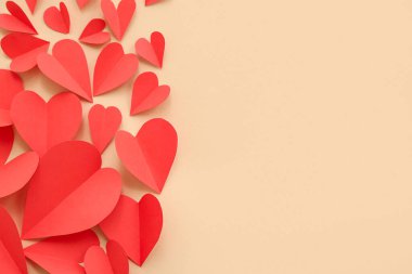 Renkli arka planda kırmızı kağıt kalpler olan kompozisyon. Sevgililer Günü kutlaması