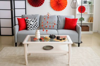 Çay takımlı kahve masası ve şenlikli oturma odasında Çin fenerleri. Çin Yeni Yıl Kutlaması