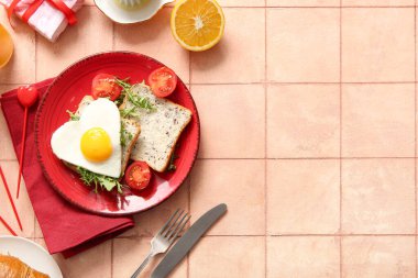 Lezzetli sahanda yumurta, tost, domates ve bej fayanslı hediye kutusu.