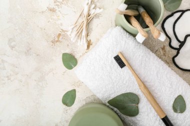 Banyo malzemeleri ve okaliptüs yapraklı kompozisyon