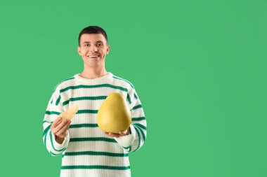 Yeşil geçmişi olan genç bir adam.