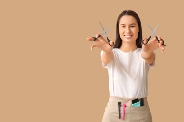 Kahverengi arka planda makaslı kadın kuaför