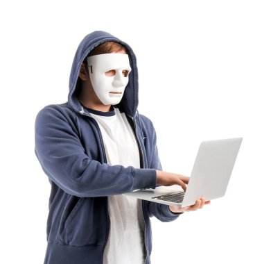 Maskeli hacker beyaz arkaplanda dizüstü bilgisayar kullanıyor