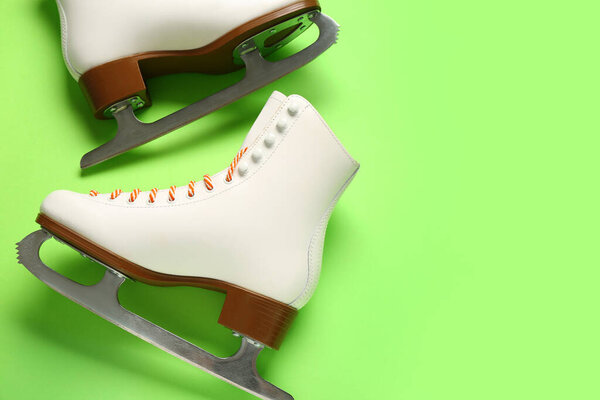 Белые коньки на зеленом фоне