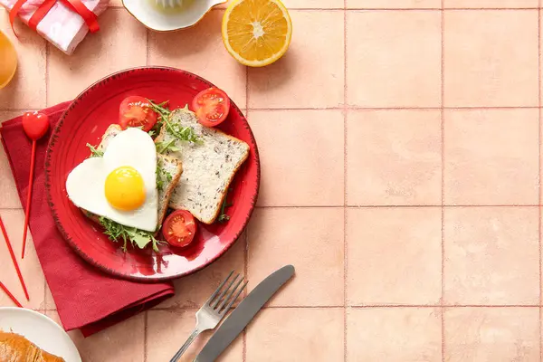 Lezzetli sahanda yumurta, tost, domates ve bej fayanslı hediye kutusu.