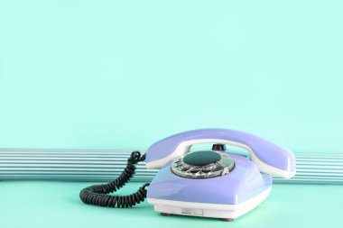 Turkuaz arka planda leylak retro telefon