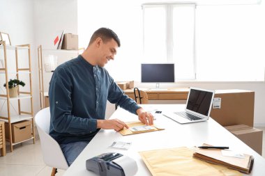 Depodaki müşteriler için çevrimiçi erkek mağaza satıcısı paketleme zarfı