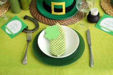 Cüce şapkası ve yonca ile servis edilen şenlik masası. Aziz Patrick Günü kutlaması