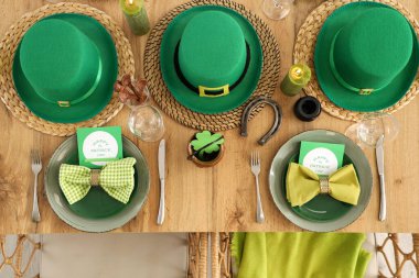 Leprikon şapkaları, at nalı ve yoncalarla servis edilen şenlik masası. Aziz Patrick Günü kutlaması