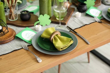 Aziz Patrick Günü için katlanmış peçete ve tebrik kartıyla servis edilen şenlik masası.