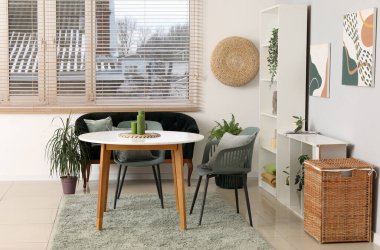 Masası, siyah koltuğu ve sandalyeleri olan modern stil oturma odası.