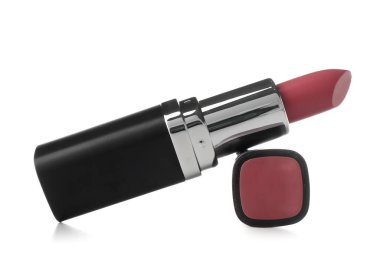 Beyaz arka planda güzel pembe ruj.