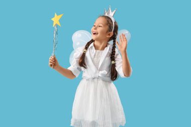 Mavi arka planda asası olan sevimli küçük peri.