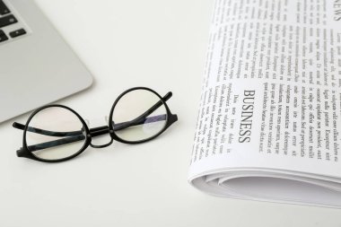 Beyaz arka planda gazete gözlüğü